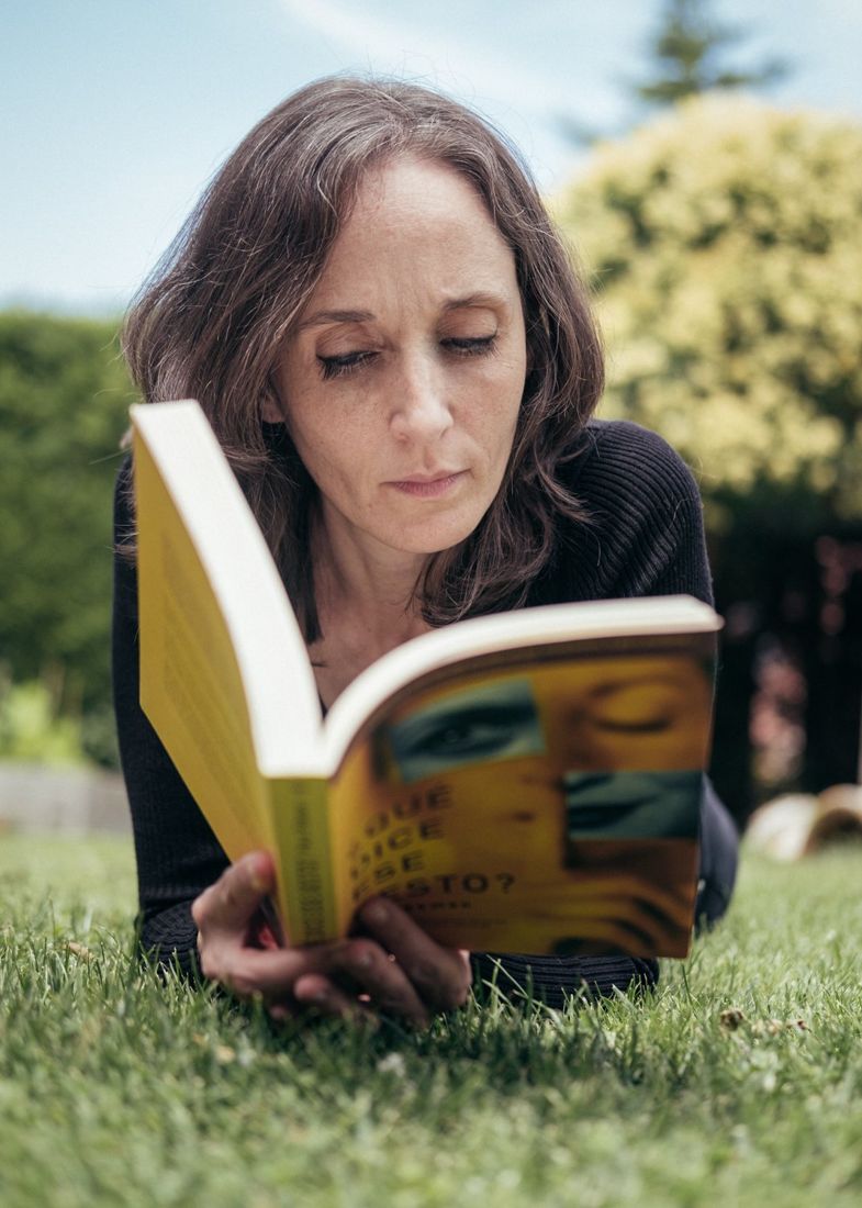 Zara leyendo un libro tumbada en la hierba